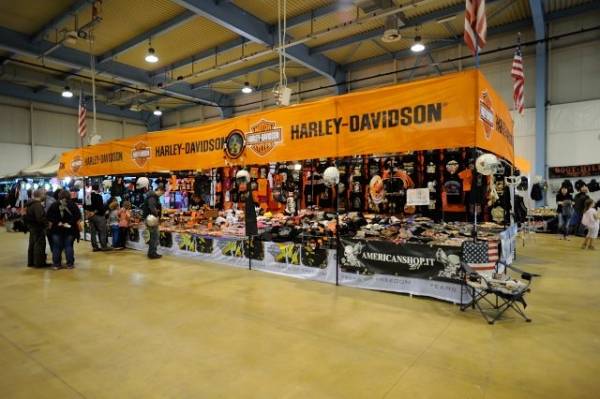 Moto e pin-up a  Malpensa Fiere (inserita in galleria)