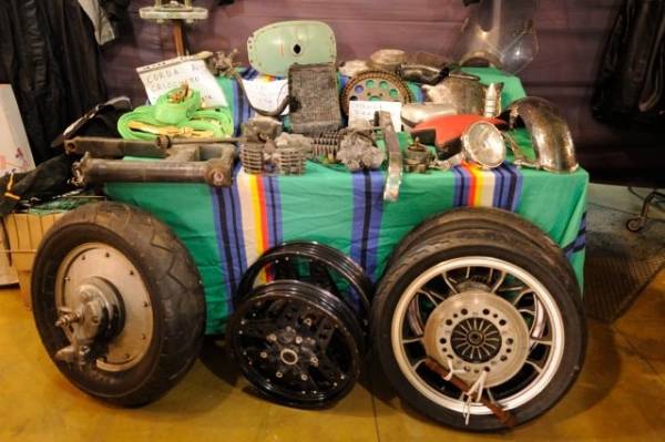 Moto e pin-up a  Malpensa Fiere (inserita in galleria)