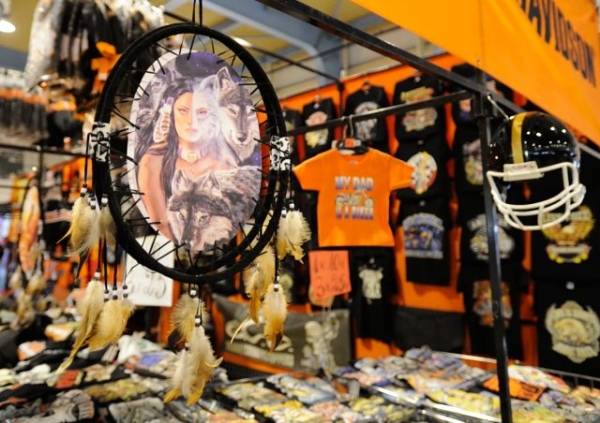 Moto e pin-up a  Malpensa Fiere (inserita in galleria)