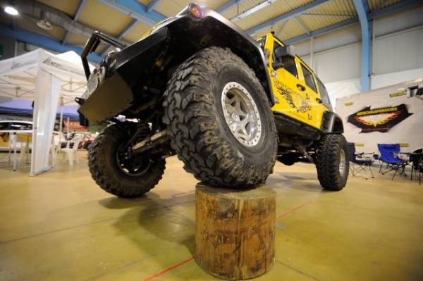 Moto e pin-up a  Malpensa Fiere (inserita in galleria)