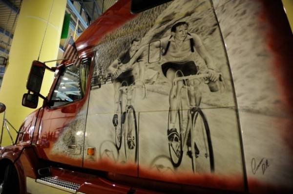 Moto e pin-up a  Malpensa Fiere (inserita in galleria)