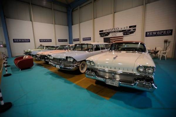 Moto e pin-up a  Malpensa Fiere (inserita in galleria)