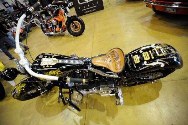 Moto e pin-up a  Malpensa Fiere (inserita in galleria)