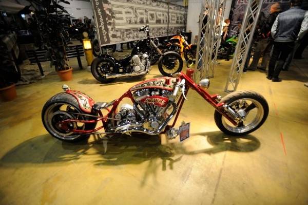 Moto e pin-up a  Malpensa Fiere (inserita in galleria)