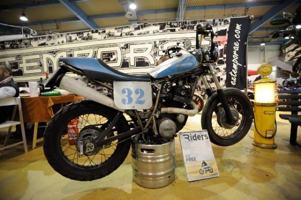 Moto e pin-up a  Malpensa Fiere (inserita in galleria)