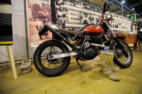 Moto e pin-up a  Malpensa Fiere (inserita in galleria)