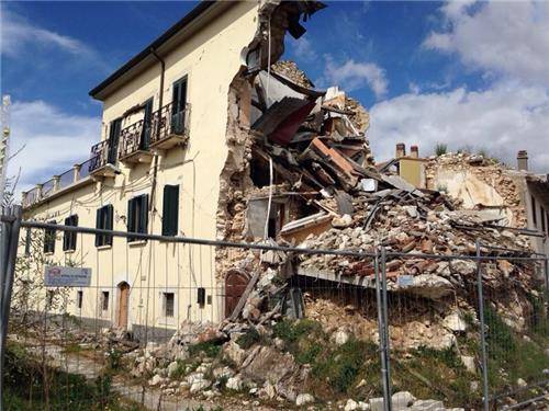 Onna a cinque anni dal terremoto (inserita in galleria)