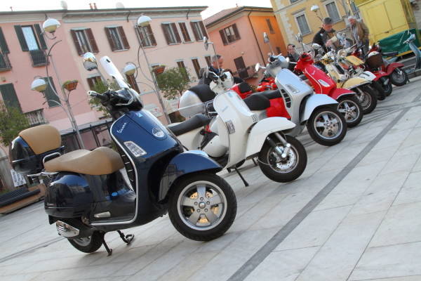 Vespe invedano il centro di Busto Arsizio (inserita in galleria)