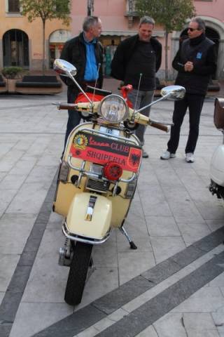 Vespe invedano il centro di Busto Arsizio (inserita in galleria)