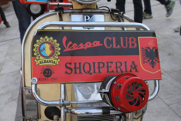 Vespe invedano il centro di Busto Arsizio (inserita in galleria)