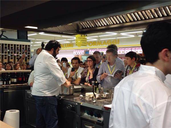 Antonino Cannavacciuolo "prof" di cucina per Tigros (inserita in galleria)