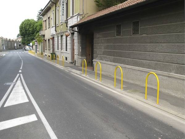 Archetti anti-sosta selvaggia (inserita in galleria)