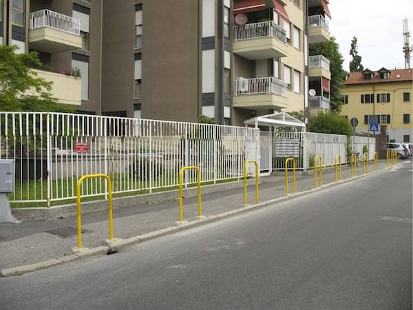 Archetti anti-sosta selvaggia (inserita in galleria)