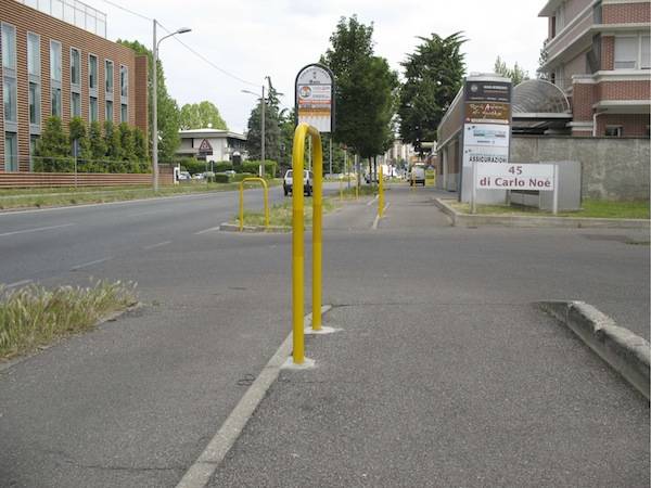 Archetti anti-sosta selvaggia (inserita in galleria)
