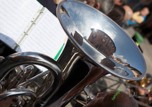 Bande in festa a Sesto Calende (inserita in galleria)