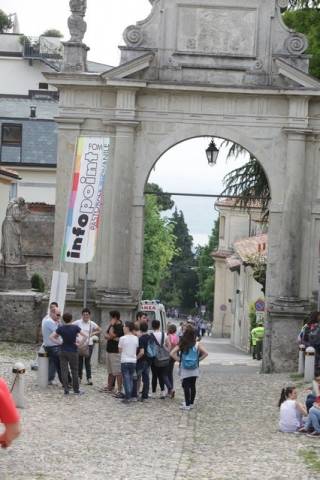La scalata al Sacro Monte dei 4 mila quattordicenni (inserita in galleria)