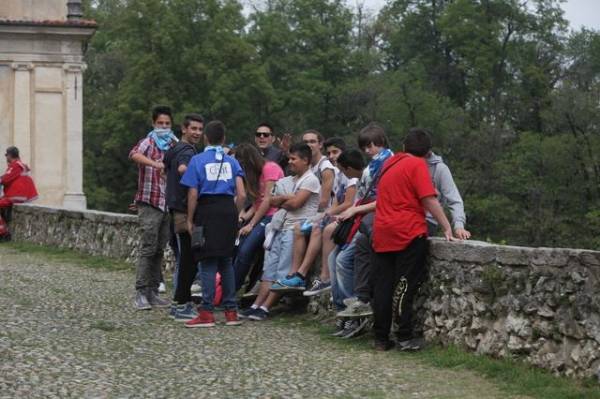 La scalata al Sacro Monte dei 4 mila quattordicenni (inserita in galleria)
