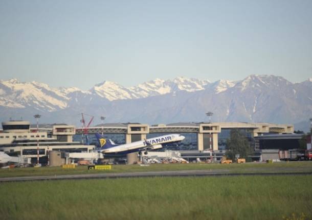 Malpensa, partito alle 6.15 il primo volo trasferito da Orio al Serio (inserita in galleria)