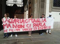 Protesta davanti alla Curia di Milano (inserita in galleria)