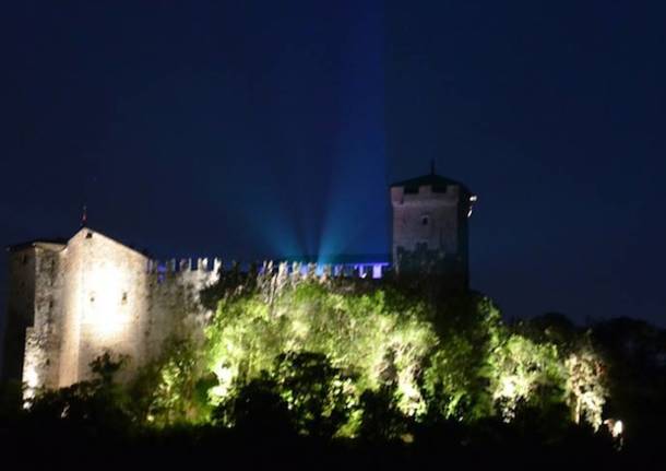 rocca di angera illuminata