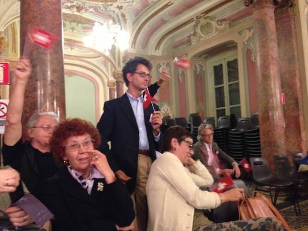 Bandierine svizzere contro il parcheggio (inserita in galleria)