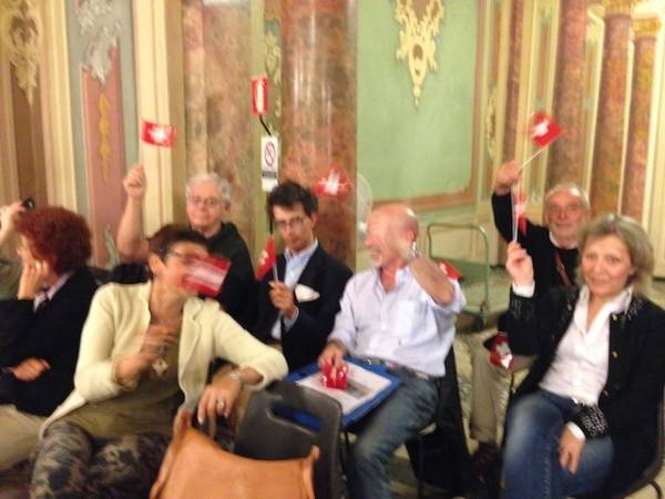 Bandierine svizzere contro il parcheggio (inserita in galleria)