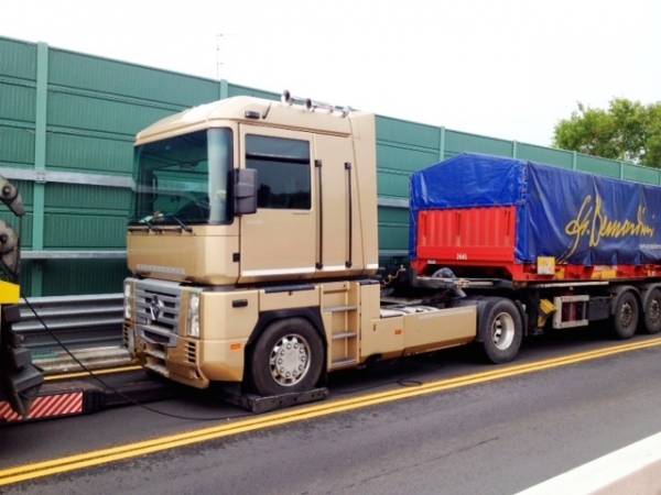 Camion bloccato all'uscita A8 di Gazzada Schianno (inserita in galleria)