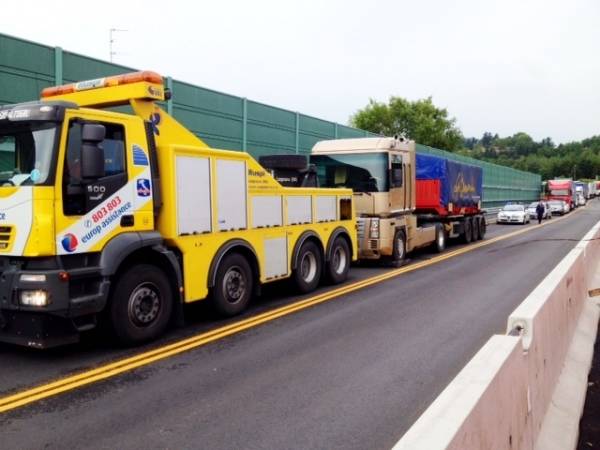 Camion bloccato all'uscita A8 di Gazzada Schianno (inserita in galleria)