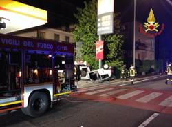 Carambola contro pompa di benzina a Luino (inserita in galleria)