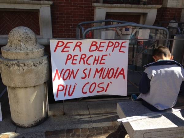 Caso Uva, presidio davanti al tribunale (inserita in galleria)