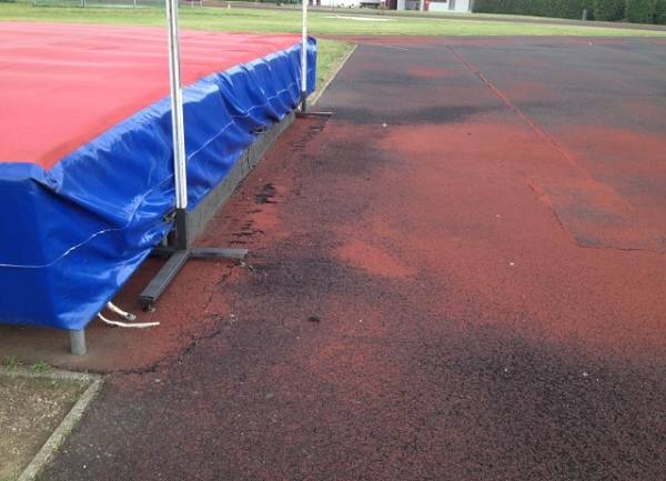 Il campo di atletica di Calcinate è ridotto male (inserita in galleria)