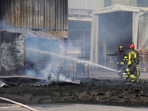 Incendio in una ditta chimica (inserita in galleria)