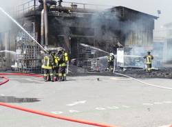 Incendio in una ditta chimica (inserita in galleria)