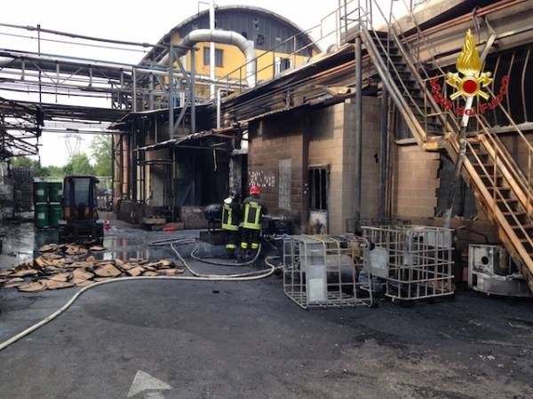 Incendio nella ditta chimica a Caronno (inserita in galleria)