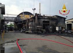 Incendio nella ditta chimica a Caronno (inserita in galleria)