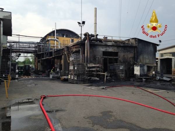 Incendio nella ditta chimica a Caronno (inserita in galleria)
