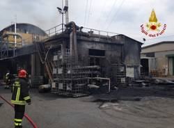 Incendio nella ditta chimica a Caronno (inserita in galleria)