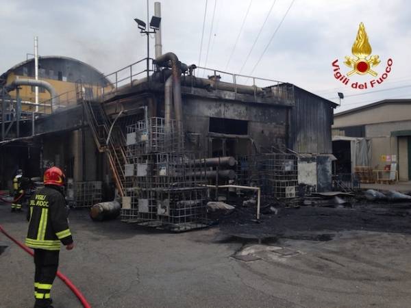 Incendio nella ditta chimica a Caronno (inserita in galleria)