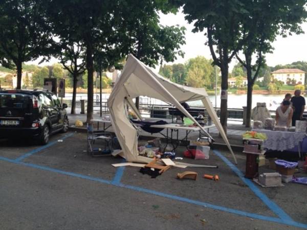 L'elisoccorso atterra sul Ticino e fa volare gazebi e bancarelle (inserita in galleria)