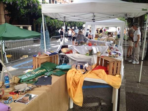 L'elisoccorso atterra sul Ticino e fa volare gazebi e bancarelle (inserita in galleria)