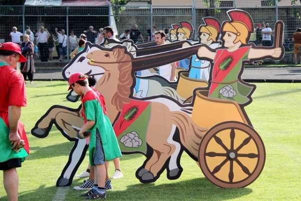 La gara del Palio de la Castellantia (inserita in galleria)