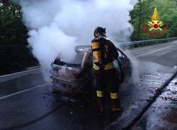 Macchina in fiamme sul Brinzio (inserita in galleria)