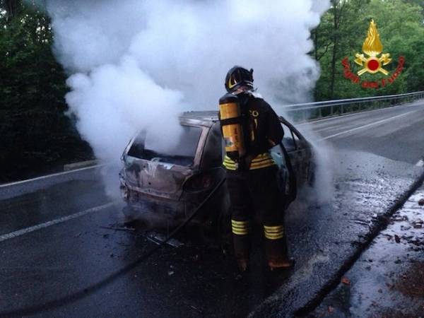 Macchina in fiamme sul Brinzio (inserita in galleria)