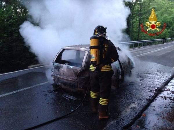 Macchina in fiamme sul Brinzio (inserita in galleria)