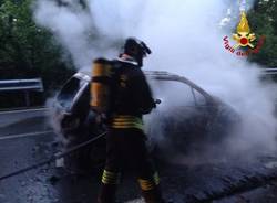 Macchina in fiamme sul Brinzio (inserita in galleria)