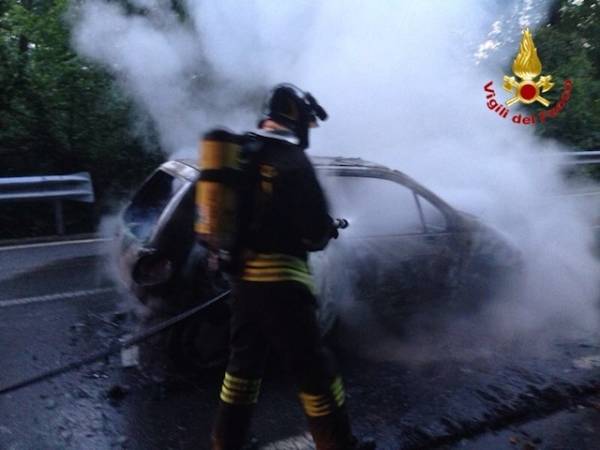 Macchina in fiamme sul Brinzio (inserita in galleria)