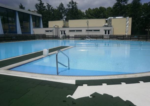 Nuova pavimentazione per la piscina di Saronno (inserita in galleria)