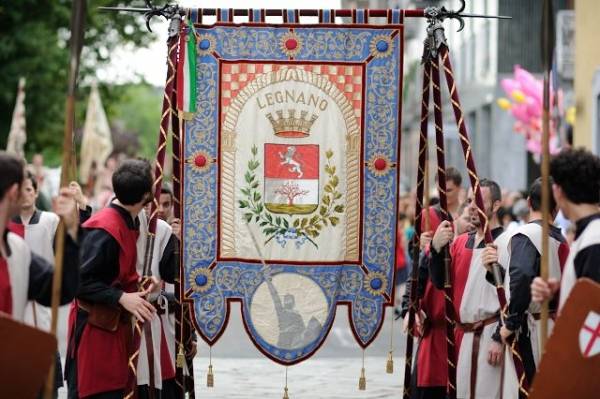 Palio: falchi, cavalieri e mangiafuoco (inserita in galleria)