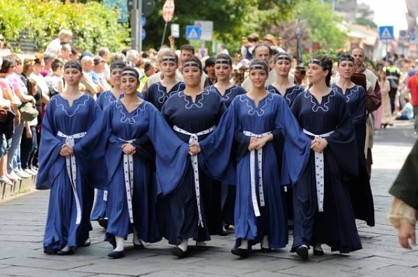 Palio: falchi, cavalieri e mangiafuoco (inserita in galleria)