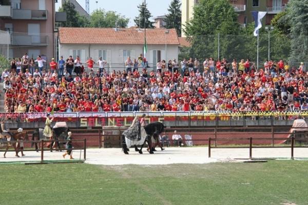 Palio: la sfilata entra in campo (inserita in galleria)